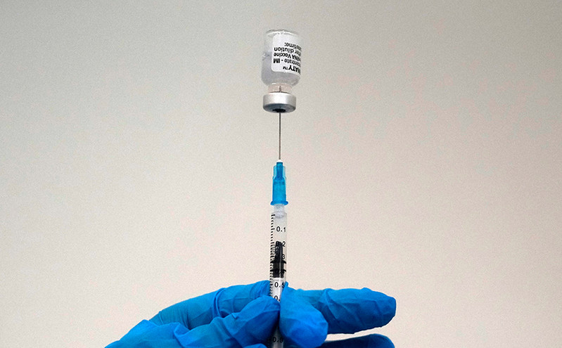Μετάλλαξη Όμικρον: Αποτελεσματικό το εμβόλιο της Pfizer αν χορηγηθεί τρίτη δόση
