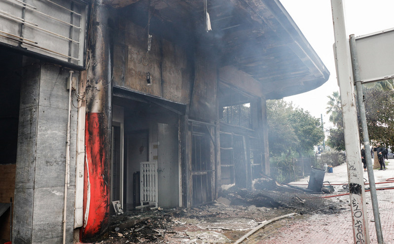 Υπό έλεγχο η φωτιά σε αποθήκη στον Πειραιά &#8211; Εικόνες από το κτίριο που παραδόθηκε στις φλόγες