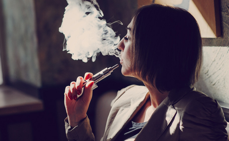 Ηλεκτρονικό τσιγάρο: Νέα έρευνα συσχετίζει το άτμισμα με αυξημένο κίνδυνο για κάταγμα