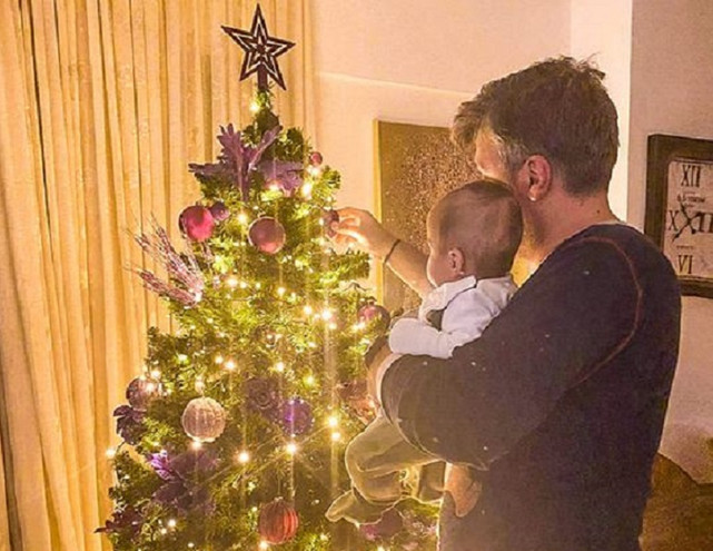 Η συγκινητική ανάρτηση του Γιάννη Καλλιάνου με τον γιο του μπροστά στο χριστουγεννιάτικο δέντρο