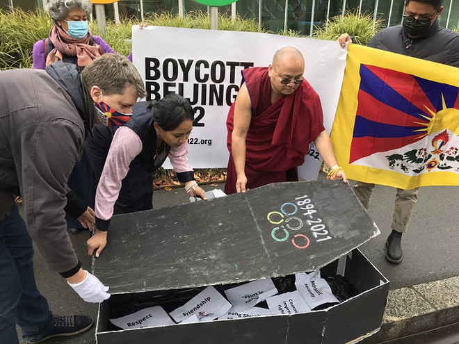 Θιβετιανοί ακτιβιστές οργάνωσαν την&#8230; κηδεία της ΔΟΕ για τους Αγώνες του Πεκίνου