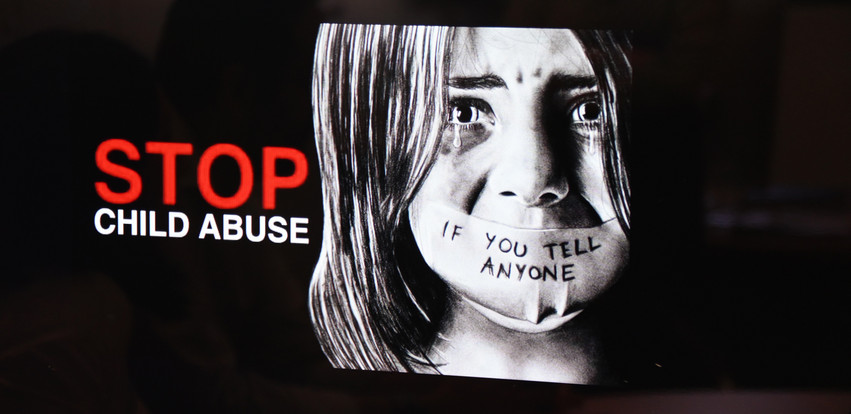 «Δυσκολεύεσαι να συνέλθεις, κανένας δεν αντέχει» &#8211; Πώς νιώθουν οι ερευνητές που εξετάζουν εγκλήματα παιδικής κακοποίησης