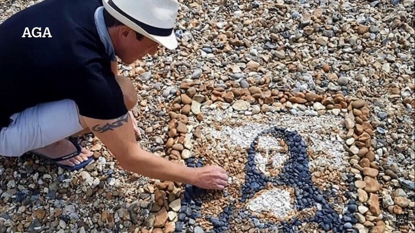 Βρετανός καλλιτέχνης δημιουργεί από χαλίκια και πέτρες «ψηφιδωτούς» πίνακες, με καμβά το φυσικό τοπίο