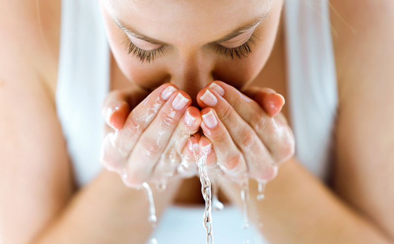 Ομορφιά: Τι θα συμβεί στο δέρμα σας αν ξεχάσετε να πλύνετε το πρόσωπό σας πριν κοιμηθείτε