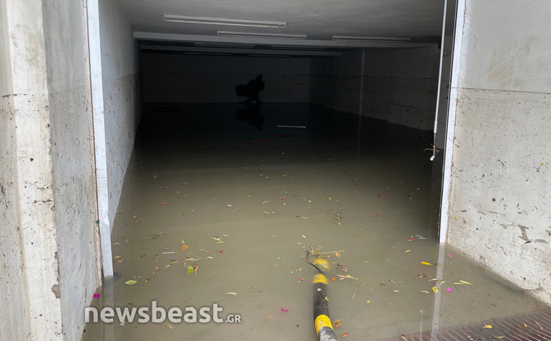 Καλλιθέα: Εικόνες από τα προβλήματα που έφερε η βροχή &#8211; Πλημμύρισε το υπόγειο πολυκατοικίας, απελπισμένοι οι κάτοικοι