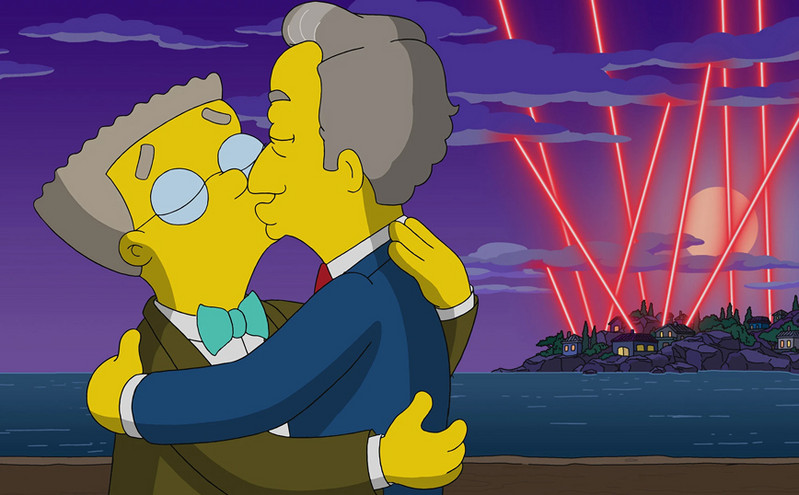 Ο πρώτος gay χαρακτήρας στους Simpsons θα έχει το πρώτο του φιλί με τον σύντροφό του
