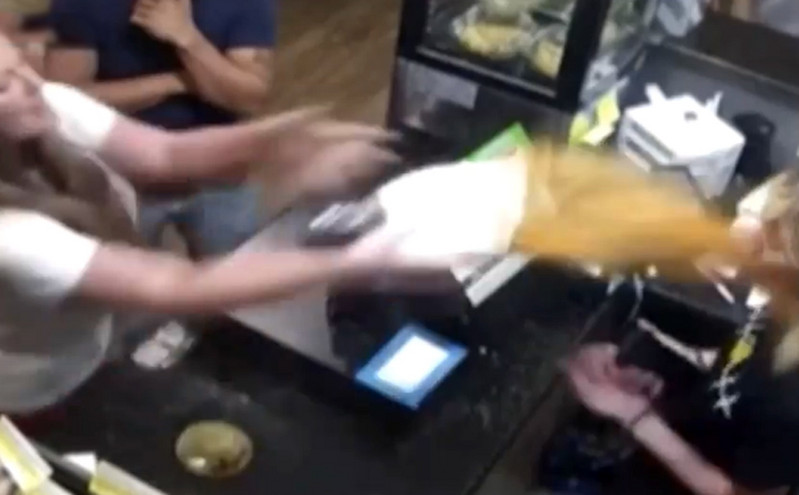 Έξαλλη πελάτισσα πετάει σούπα στο πρόσωπο εργαζόμενης σε εστιατόριο