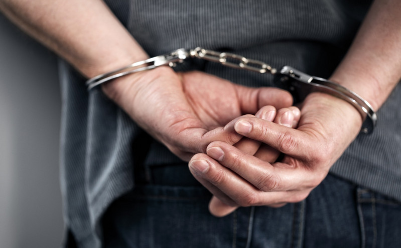 Δημιούργησε άτυπο ξενώνα στον Πειραιά για την απόκρυψη μεταναστών που δεν είχαν ταξιδιωτικά έγγραφα
