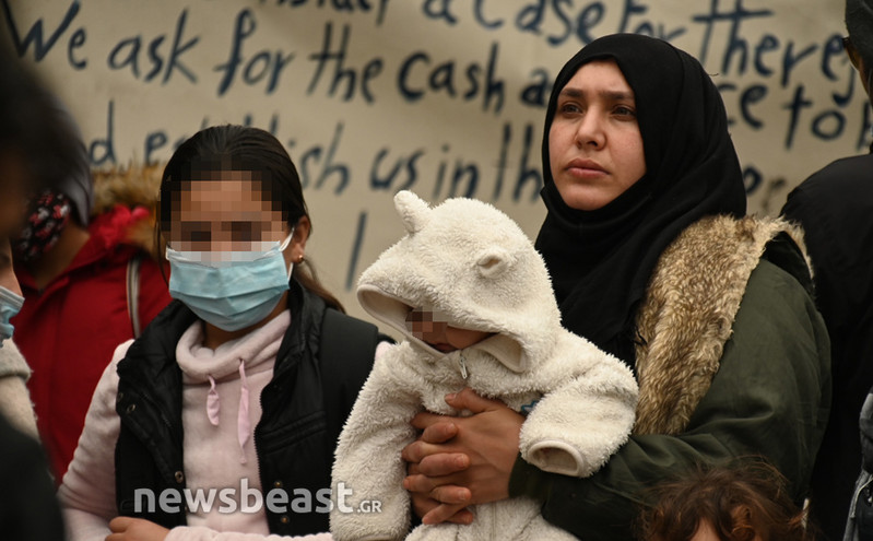 Σύροι πρόσφυγες διαμαρτύρονται έξω από το υπουργείο Εξωτερικών