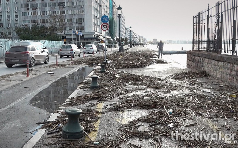 Θεσσαλονίκη: Κλαδιά, σκουπίδια και άλλα ξέβρασε ο Θερμαϊκός &#8211; Για να απομακρυνθούν χρησιμοποιήθηκαν τέσσερα φορτηγά