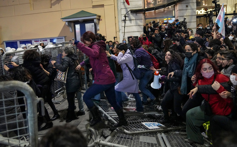 Τουρκία: Η αστυνομία έκανε χρήση δακρυγόνων εναντίον γυναικών που διαδήλωναν για να καταγγείλουν την έμφυλη βία