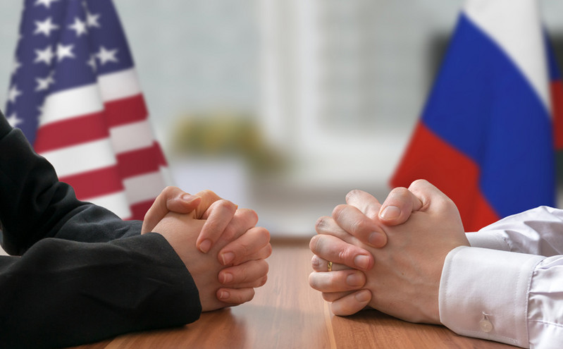 Σπάνια συνάντηση στη Μόσχα: Βρέθηκαν από κοντά τα «κεφάλια» των μυστικών υπηρεσιών ΗΠΑ και Ρωσίας