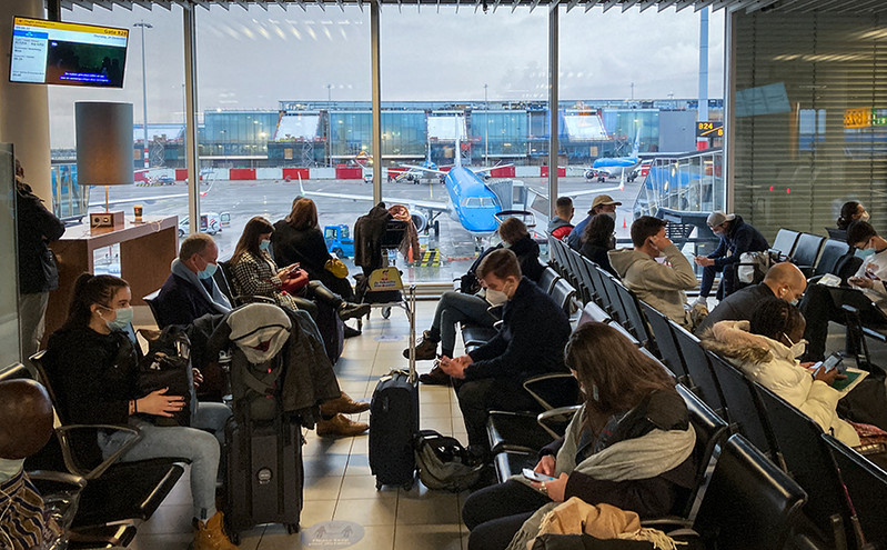 Ολλανδία: Απίστευτη ταλαιπωρία στο αεροδρόμιο του Άμστερνταμ για εκατοντάδες επιβάτες που έφτασαν από τη Νότια Αφρική