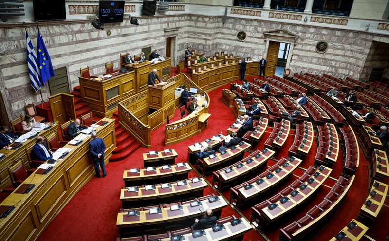 Νέα κόντρα στη Βουλή μεταξύ ΣΥΡΙΖΑ και ΚΙΝΑΛ: «Διαλέξτε με ποιους θέλετε να είστε»