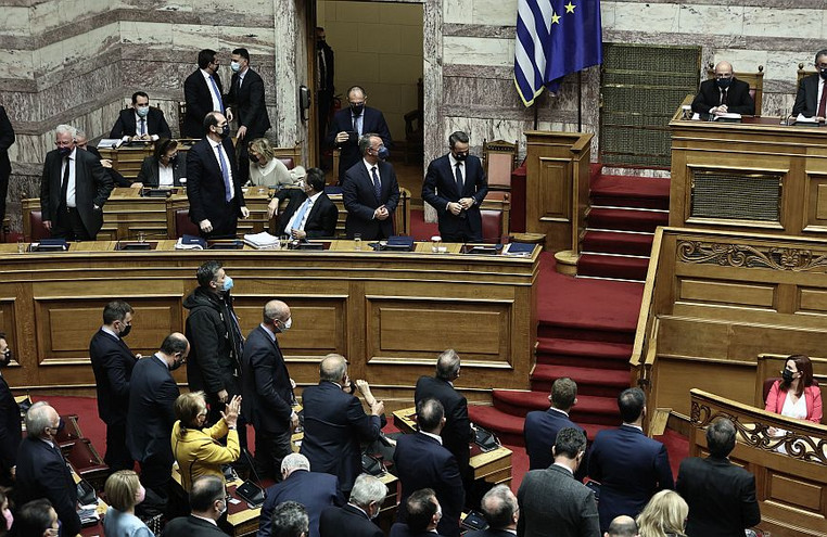Βουλή: Εν μέσω ακραίας πόλωσης ψηφίστηκε ο προϋπολογισμός του 2022 με 158 «υπέρ» και 142 «κατά»