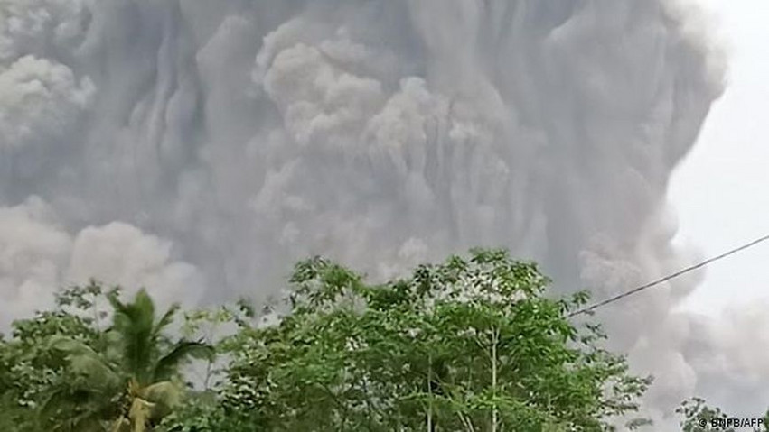 Ινδονησία: Εξερράγη το ηφαίστειο Σεμέρου εκτοξεύοντας τέφρα στον ουρανό