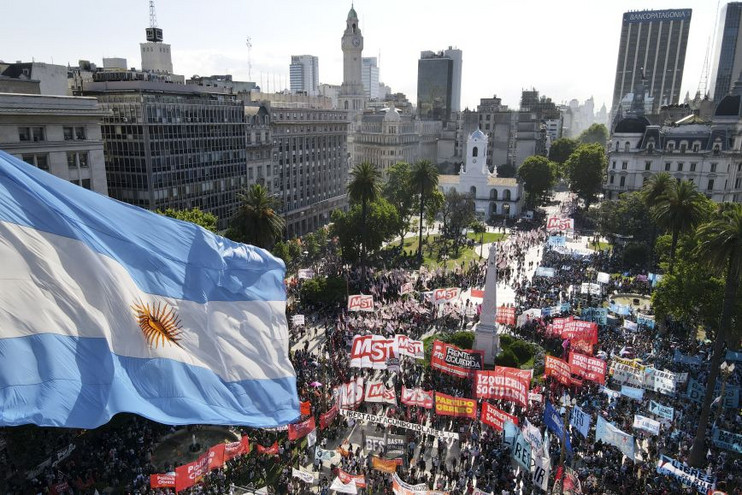 Αργεντινή: Δεκάδες χιλιάδες πολίτες βγήκαν στους δρόμους κατά της νέα συμφωνίας με το ΔΝΤ