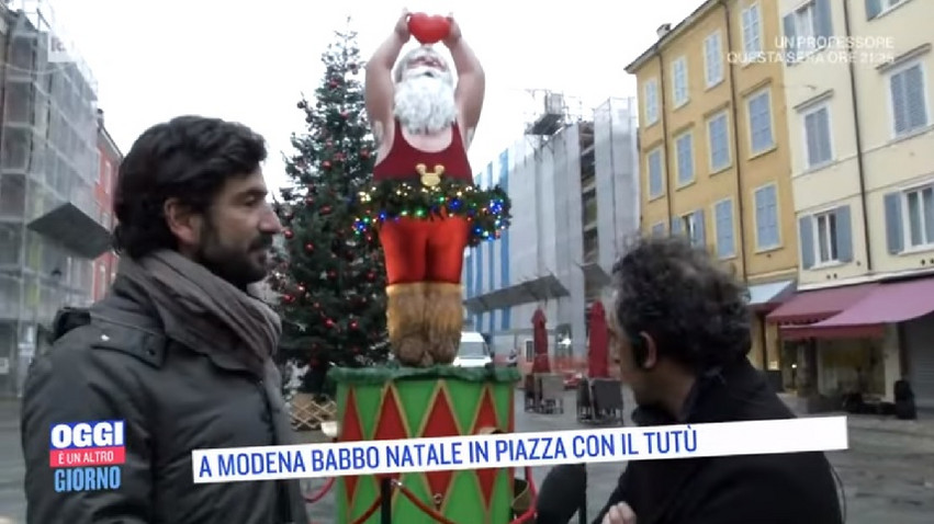 Ιταλία: Σάλος στη Μόντενα με τον Άγιο Βασίλη που φοράει κολάν και χορεύει σαν μπαλαρίνα