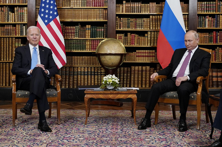 ΗΠΑ-Ρωσία: Τι διεμηνύθη μεταξύ Μπάιντεν-Πούτιν στην τηλεφωνική τους συνομιλία, με φόντο την Ουκρανία