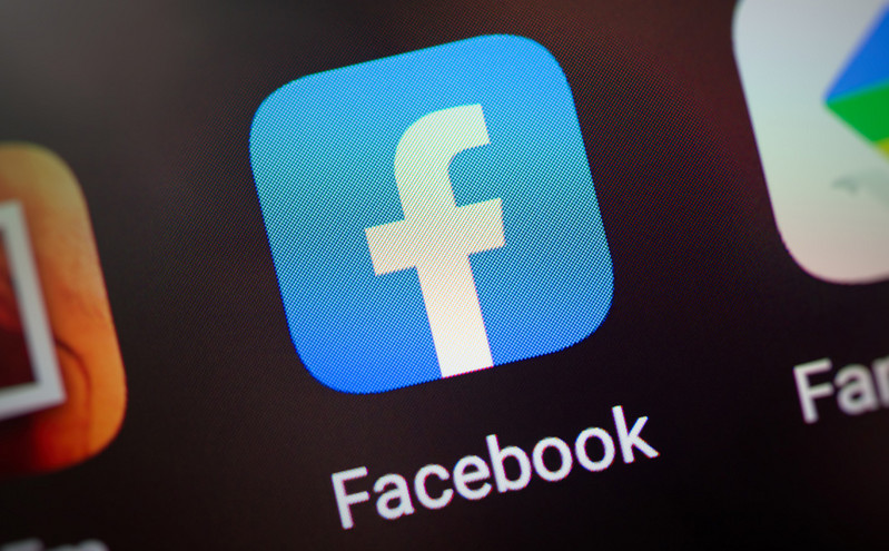 Γερμανία: Δικαστήριο δικαίωσε πολιτικό που ζητάει τα στοιχεία 22 χρηστών του Facebook για τους κάνει μήνυση