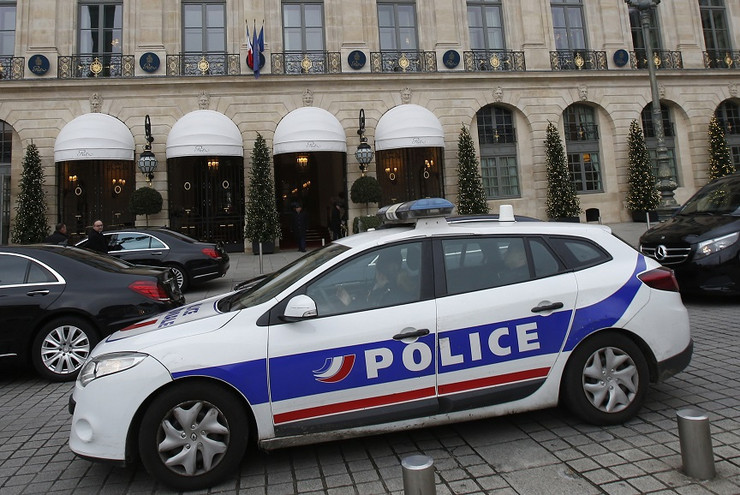 Παρίσι: Ελεύθερη αφέθηκε η μια από τις δύο ομήρους που κρατούσε ένοπλος σε κατάστημα