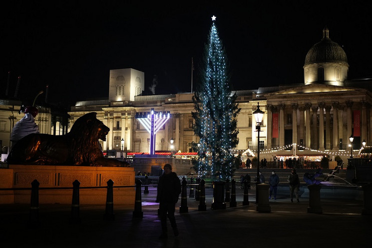 Λονδίνο: Αντιδράσεις προκαλεί το χριστουγεννιάτικο δέντρο – Οι κάτοικοι αναρωτιούνται που είναι το υπόλοιπο