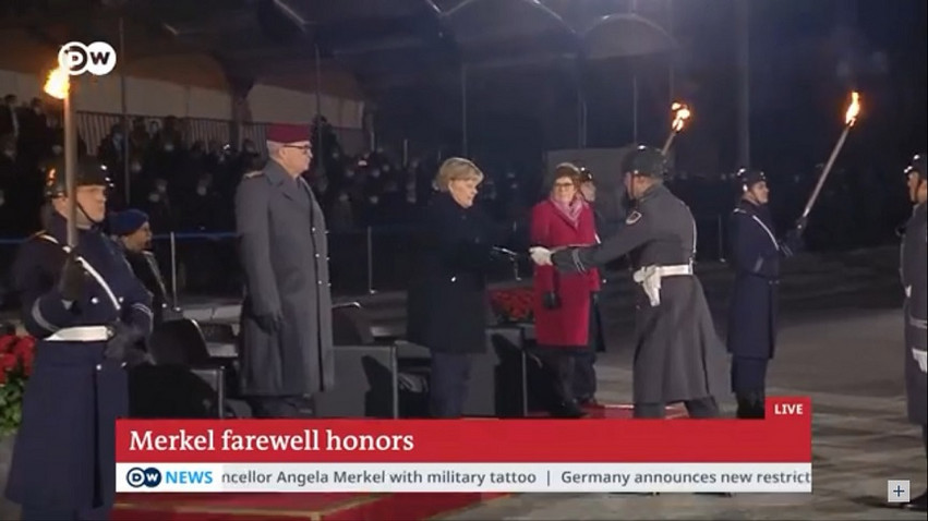 Γερμανία: Οι Ένοπλες Δυνάμεις αποχαιρέτησαν την Άγκελα Μέρκελ με πυρσούς, ύμνους και ανατολικογερμανική πανκ