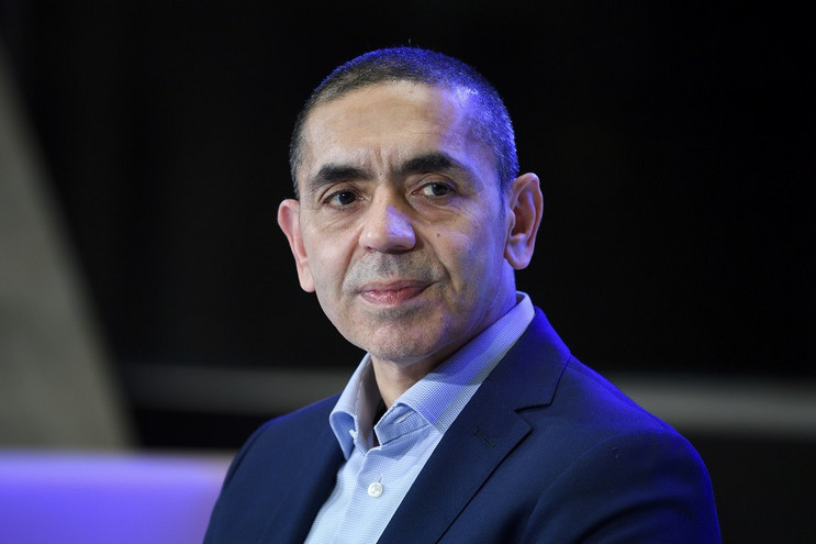 Παραλλαγή Όμικρον: Τρεις δόσεις εμβολίου εξουδετερώνουν σημαντικά τον ιό, δηλώνει ο συνιδρυτής της BioNTech Ουγούρ Σαχίν