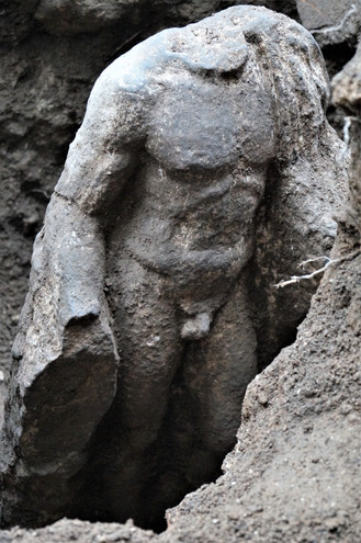 Βέροια: Αποκαλύφθηκε μαρμάρινο άγαλμα των αυτοκρατορικών χρόνων – Δείτε φωτογραφίες