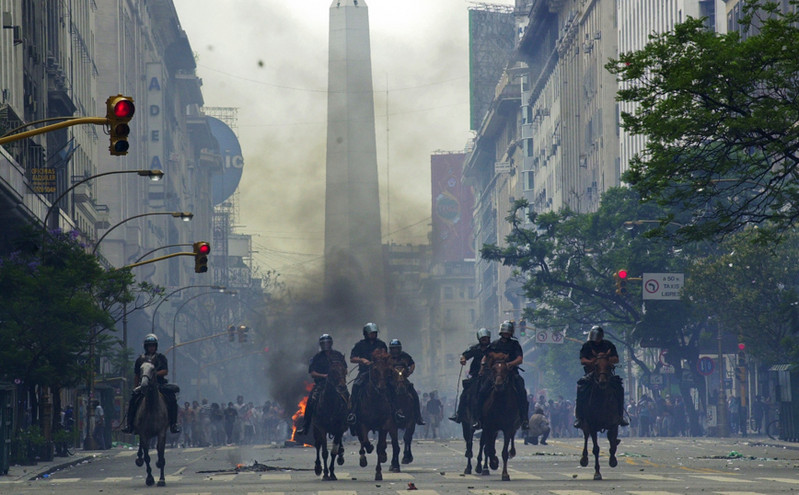 Αργεντινή: 20 χρόνια από την κοινωνική έκρηξη του 2001 &#8211; Όταν ο πρόεδρος της χώρας είχε φύγει με ελικόπτερο