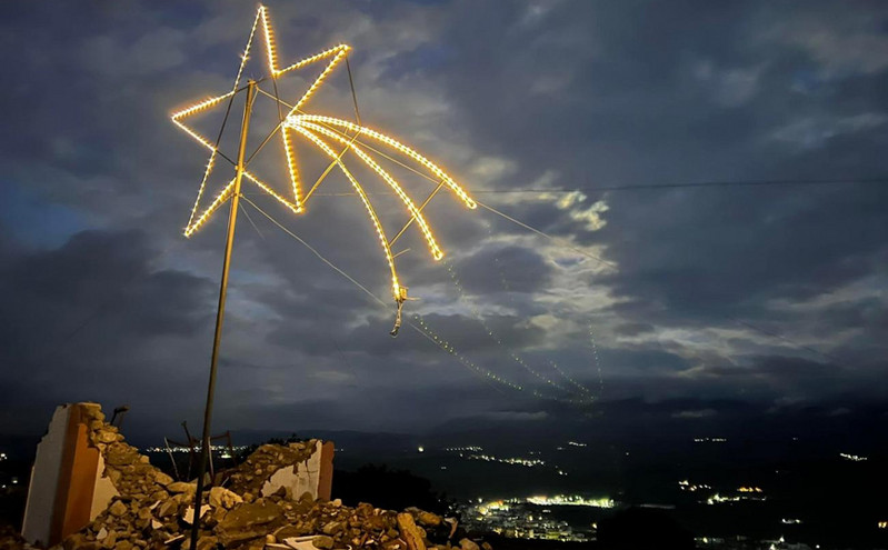 Xριστούγεννα στο σεισμόπληκτο Αρκαλοχώρι: Φωταγωγήθηκε αστέρι 6 μέτρων πάνω σε λόφο