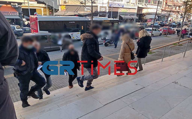 Θεσσαλονίκη: Στο αυτόφωρο ο αρνητής πατέρας μαθητή και ένας 55χρονος &#8211; «Μήνυση για τα βασανιστήρια που μας επιβάλλουν»