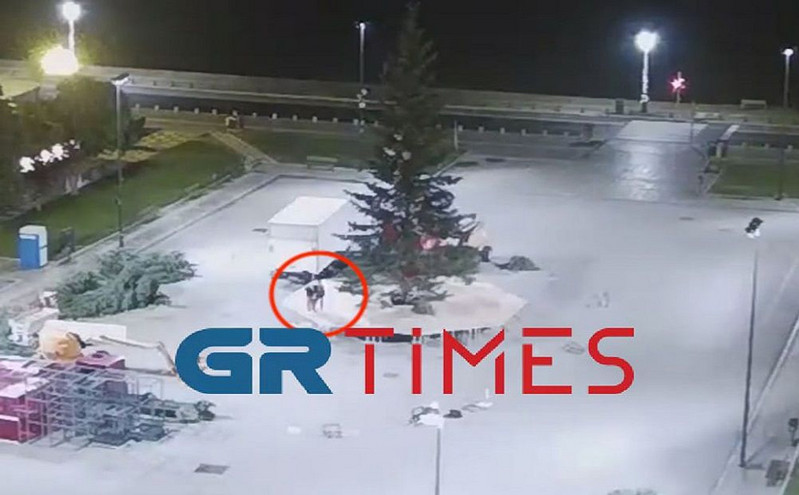 Θεσσαλονίκη: Άγνωστοι έλυσαν δύο από τα σχοινιά του Χριστουγεννιάτικου δέντρου – Κατέθεσε μήνυση ο δήμος