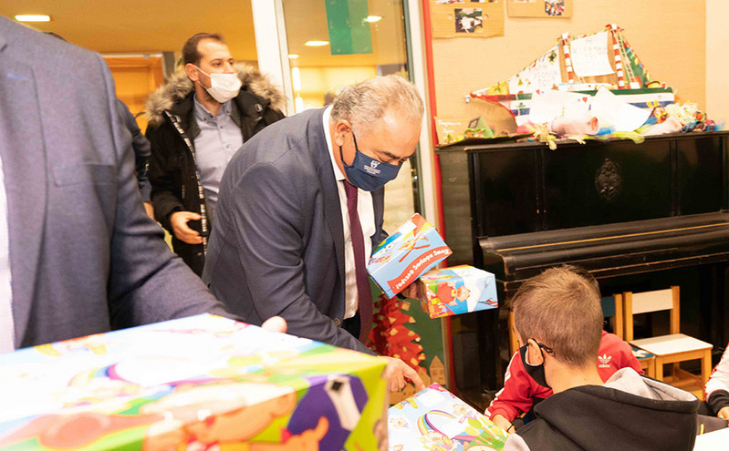 Χαρά στα παιδιά της «Κιβωτού του Κόσμου» έδωσε το Επαγγελματικό Επιμελητήριο Αθηνών προσφέροντας χριστουγεννιάτικα δώρα