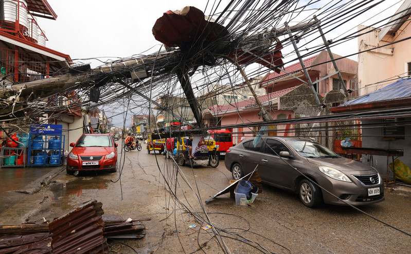 Κατέστρεψε σπίτια, πλημμύρισε πόλεις και προκάλεσε πάνω από 300 θανάτους ο τυφώνας Ράι στις Φιλιππίνες
