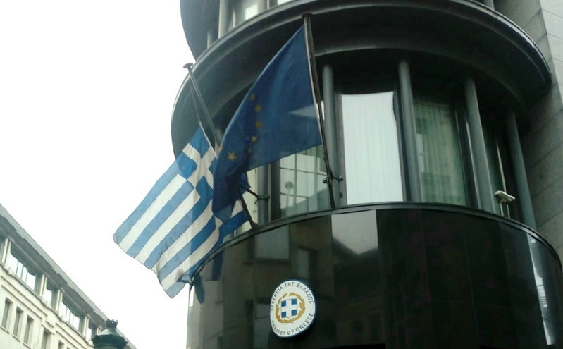 Κάρολος Παπούλιας: Μεσίστια η ελληνική σημαία στην πρεσβεία της Ελλάδας στο Βέλγιο