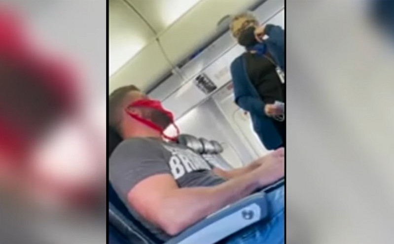 Φορούσε στρινγκ στο πρόσωπο αντί για μάσκα και τον κατέβασαν από το αεροπλάνο &#8211; Δείτε βίντεο