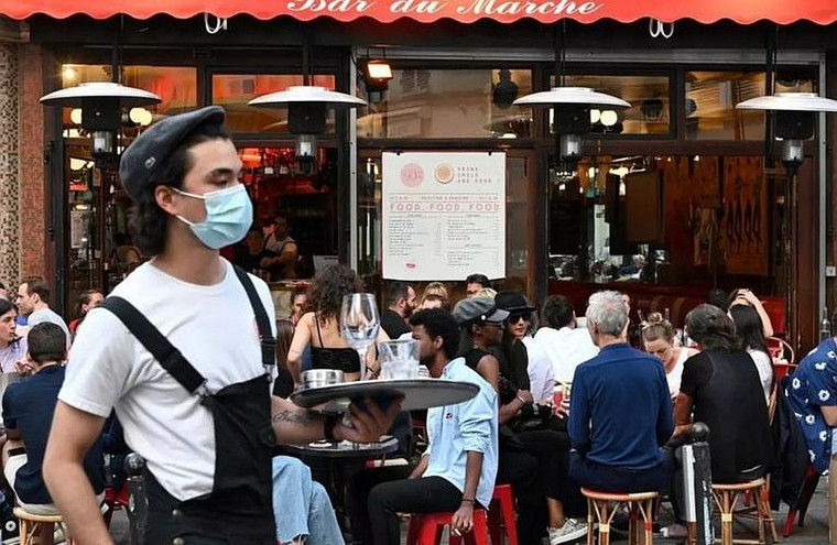 Γαλλία: Οι ιδιοκτήτες εστιατορίων αρνούνται να ελέγξουν τις ταυτότητες των πελατών τους