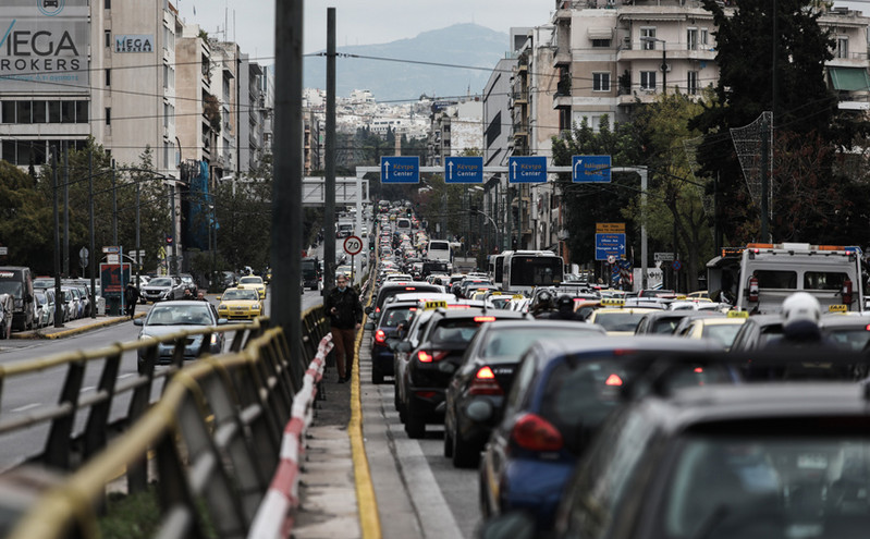 Κίνηση τώρα: Στο «κόκκινο» πολλοί δρόμοι στο κέντρο της Αθήνας
