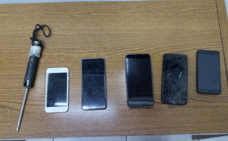 Φυλακές Κορυδαλλού: Βρέθηκαν πέντε κινητά και αυτοσχέδιο σουβλί