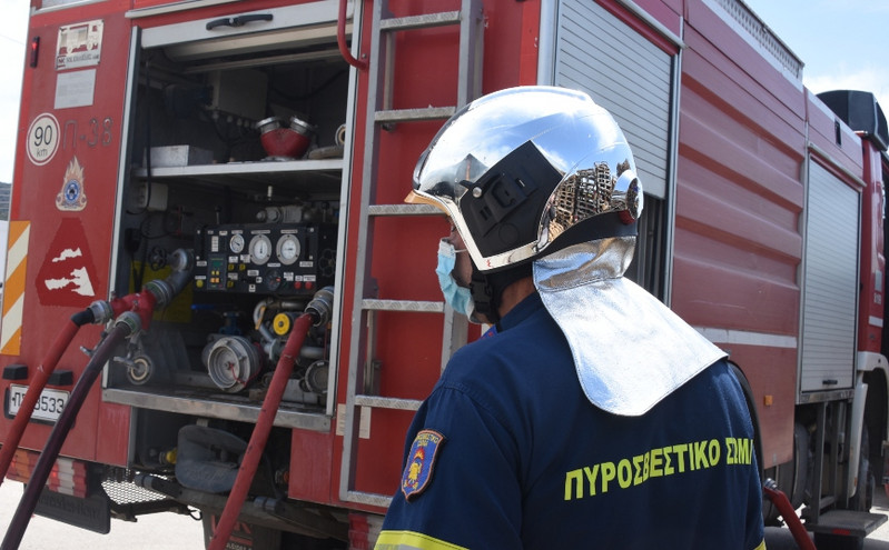 Κρήτη: Στο νοσοκομείο πυροσβέστης που τραυματίστηκε στη μεγάλη φωτιά στο Ηράκλειο