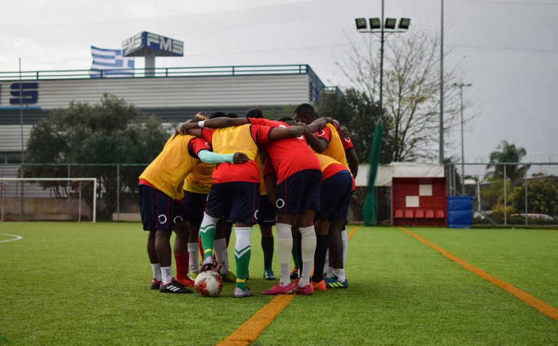 Πρόσφυγες και αστυνομικοί παίζουν ποδόσφαιρο με «αντίπαλο» τα στερεότυπα