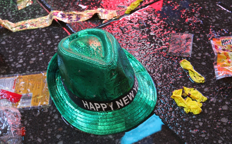 Σπασμένα πιάτα, χρωματιστά εσώρουχα, σταφύλια και μήλα για καλή τύχη – Περίεργα έθιμα της Πρωτοχρονιάς σε όλο τον κόσμο