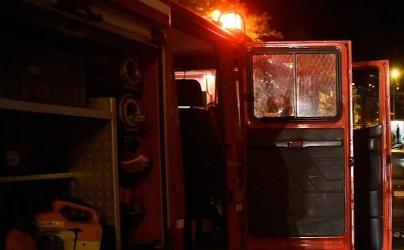 Πυρκαγιά στη Λιοσίων: Ανασύρθηκε άνδρας χωρίς τις αισθήσεις του από διαμέρισμα