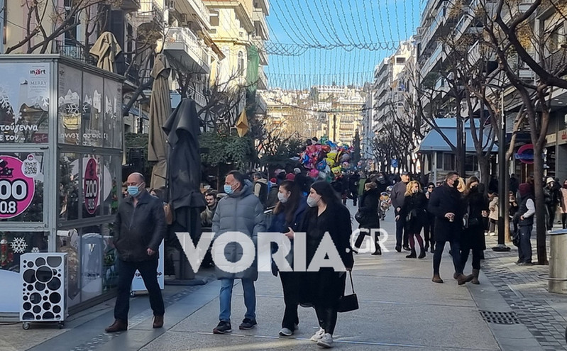 Θεσσαλονίκη: Τελευταία ψώνια για το ρεβεγιόν με μέτρα και ελέγχους της ΕΛ.ΑΣ