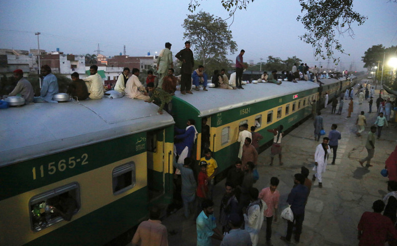 Απίστευτη ιστορία στο Πακιστάν: Οδηγός αμαξοστοιχίας σταμάτησε το τρένο για να&#8230; αγοράσει γιαούρτι