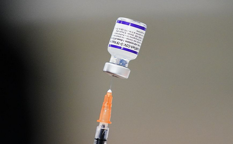 Απίστευτο περιστατικό στην Κοζάνη: 62χρονη εμβολιάστηκε και φεύγοντας πήρε ένα φιαλίδιο με δόσεις της Pfizer