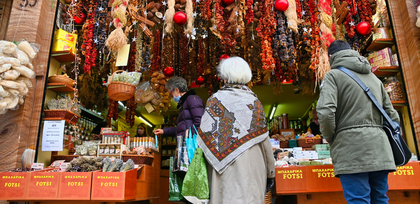 Βόλτα στη χριστουγεννιάτικη παλιά αγορά: Μια vintage Αθήνα που αγκομαχά να σταθεί στα πόδια της