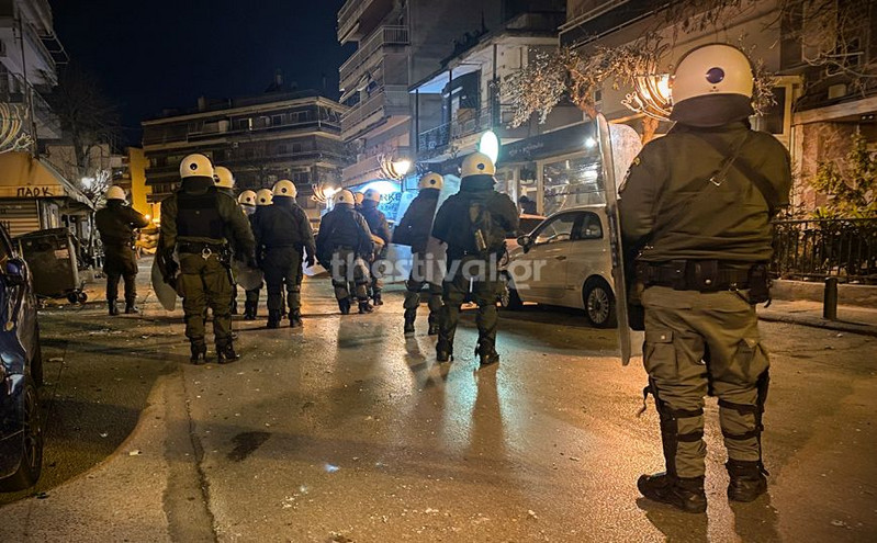 Θεσσαλονίκη: Οπαδοί επιτέθηκαν σε διμοιρία των ΜΑΤ στη Θεσσαλονίκη