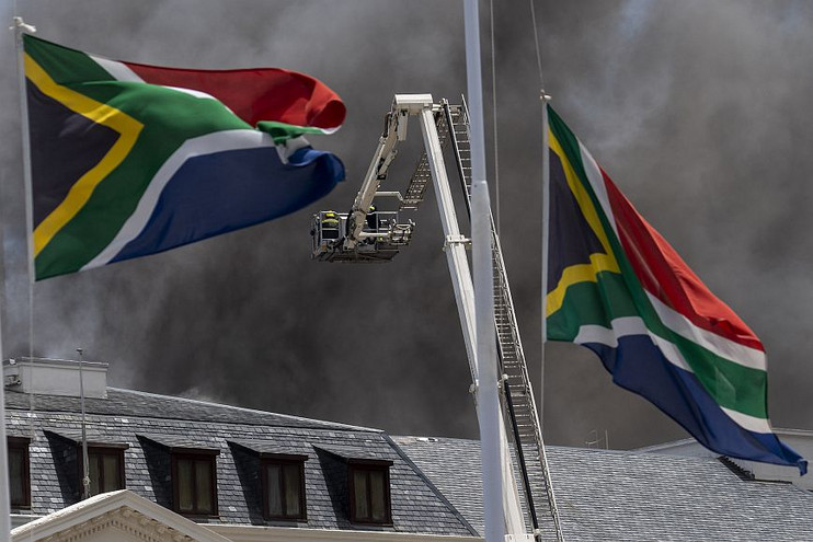 Νότια Αφρική: Συνελήφθη ύποπτος για τη φωτιά στο κοινοβούλιο